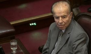 Túmulo do ex-presidente argentino Carlos Menem e o de seu filho são vandalizados