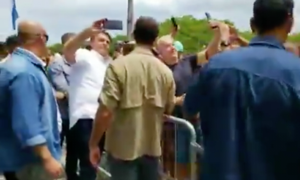 Bolsonaro provoca aglomeração em SC e é cobrado por auxílio: ‘pede ao governador’