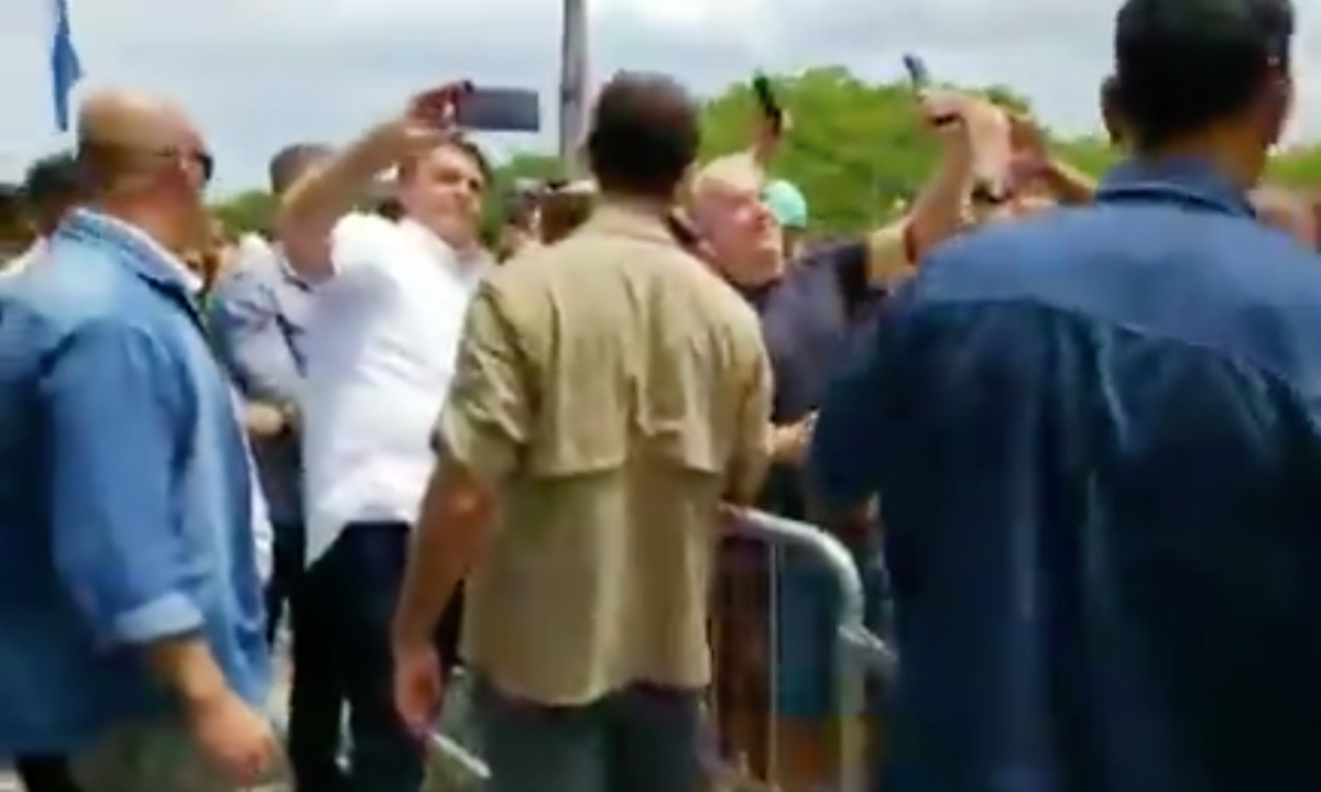 Bolsonaro provoca aglomeração em SC e é cobrado por auxílio: ‘pede ao governador’