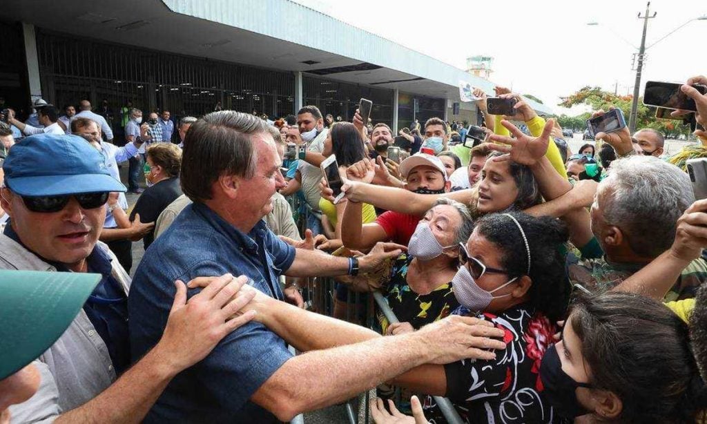 Após Bolsonaro gerar aglomeração, governador do Ceará diz que negacionistas ‘receberão o justo julgamento’