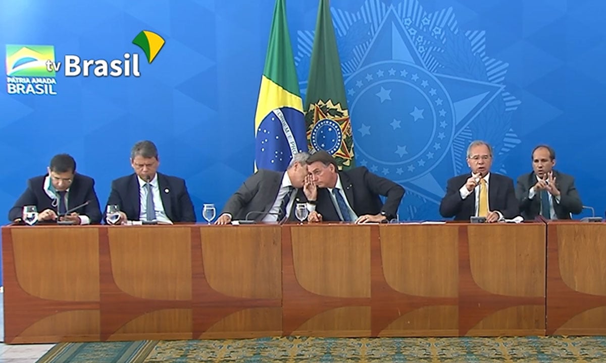 Bolsonaro diz que governo ‘jamais’ controlará preços de combustíveis