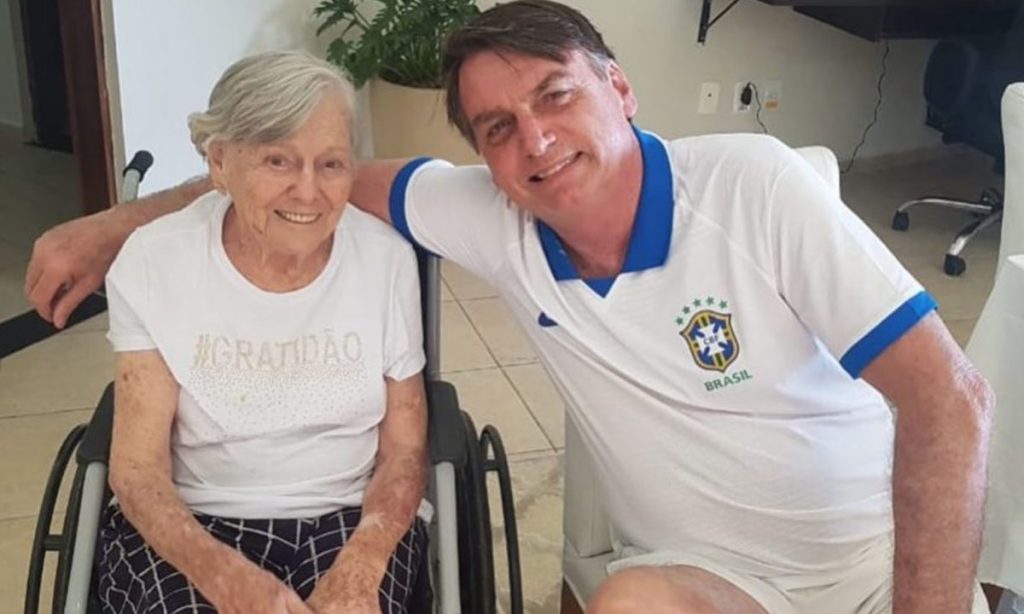 ‘É difícil entender a morte’, diz Bolsonaro no velório da mãe