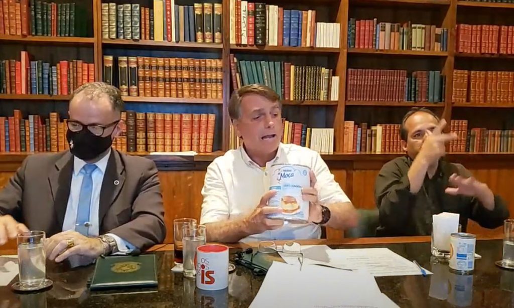 Bolsonaro volta a atacar imprensa pelo caso do leite condensado: ‘Vou enfiar isso aqui na tua orelha’