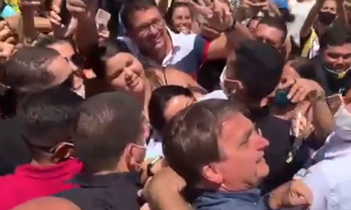 PB: Em viagem, Bolsonaro ignora máscara, gera aglomeração e é criticado pelo secretário de Saúde