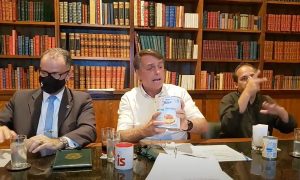 Bolsonaro volta a atacar imprensa pelo caso do leite condensado: 'Vou enfiar isso aqui na tua orelha'