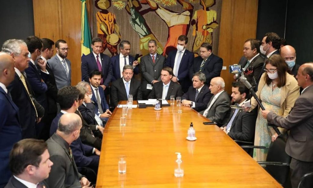 Bolsonaro leva ao Congresso projeto que abre caminho para privatizar os Correios