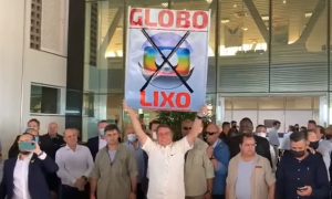 Bolsonaro gera aglomeração em Cascavel e ergue cartaz contra a Globo