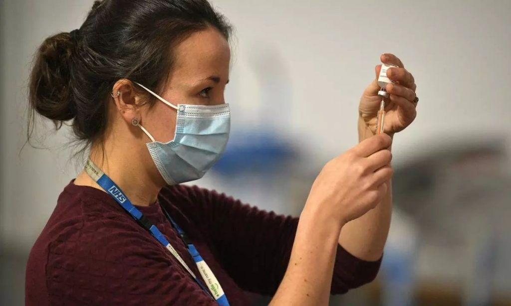 Vacina de Oxford tem eficácia de 82,4% com intervalo de três meses entre as doses