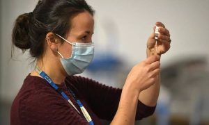 Vacina de Oxford tem eficácia de 82,4% com intervalo de três meses entre as doses