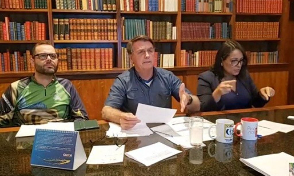 Em dia com 1.351 mortes por Covid-19, Bolsonaro diz que ‘não adianta ficar em casa chorando’
