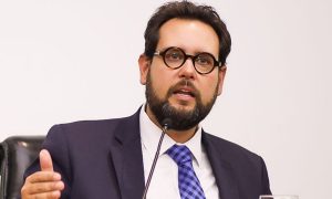 Acusado de usar assessores como babás, deputado bolsonarista ataca a Globo e se diz vítima de ‘manipulação’