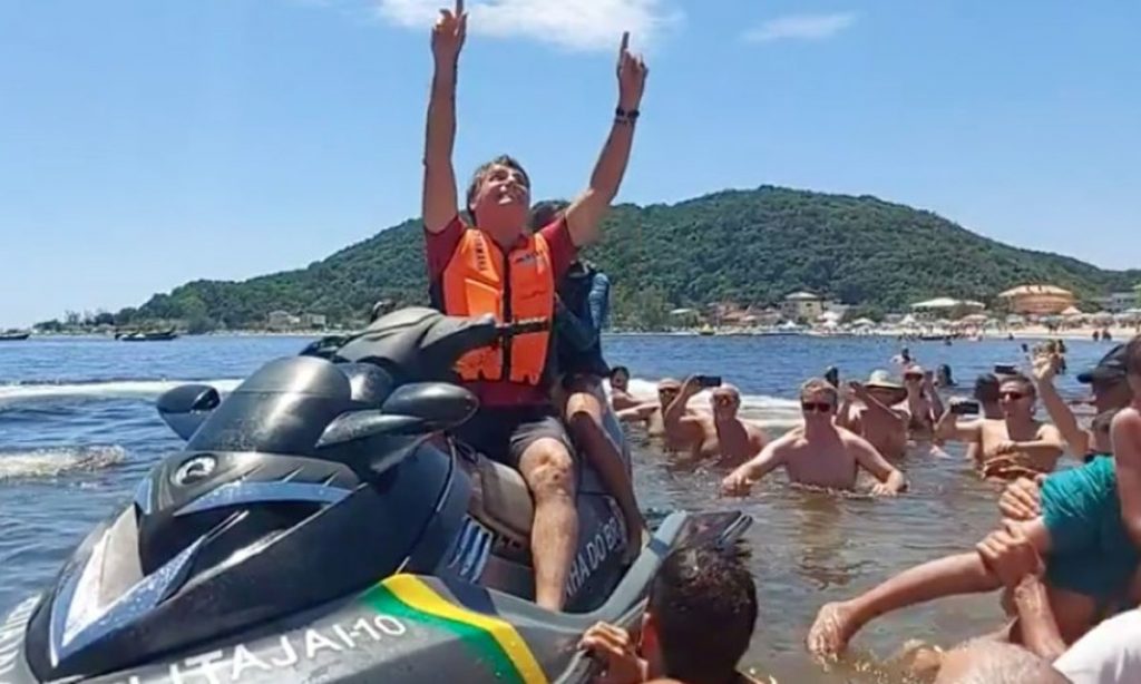 Bolsonaro diz que ‘o certo’ seria tirar jornais e sites de circulação