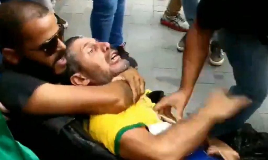 Homem com placa de Marielle é agredido por apoiadores de Daniel Silveira