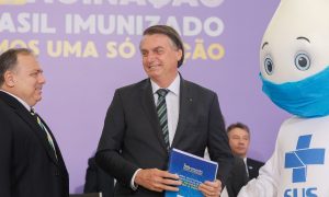 Governo Bolsonaro é reprovado por 43% e vacina é principal motivo, diz pesquisa