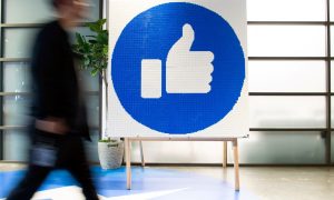 Denunciante do Facebook defende redes sociais em 'escala humana'