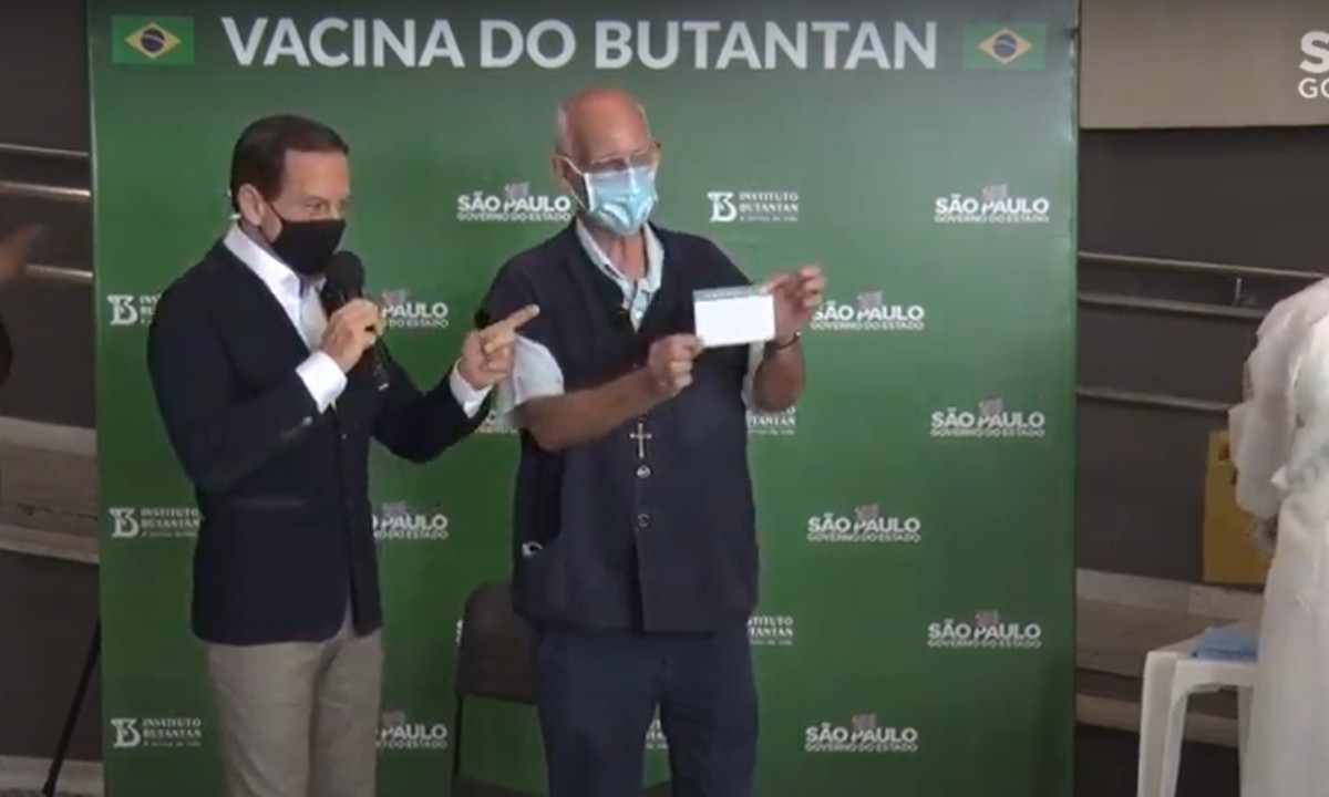 Padre Júlio Lancellotti é vacinado contra a Covid-19