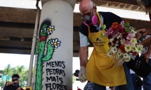 SP: Padre Lancelotti leva flores a viadutos onde Prefeitura instalou pedras