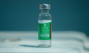 Vacina AstraZeneca é eficaz contra variantes indianas, diz estudo