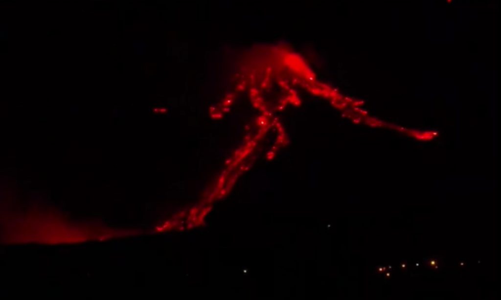 Vulcão Etna volta a entrar em erupção na Itália