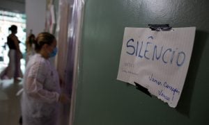 Segunda onda de Covid-19 no Brasil ataca cada vez mais jovens