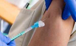OMS se reunirá na terça para analisar segurança da vacina AstraZeneca