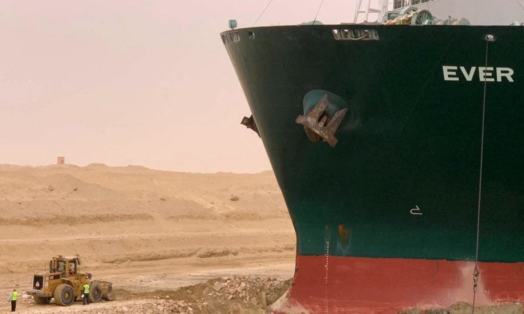 Navio é desencalhado no Canal de Suez e tráfego é liberado