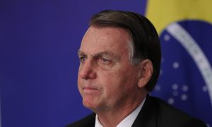 Bolsonaro volta a ameaçar governadores: 'Não estiquem a corda'