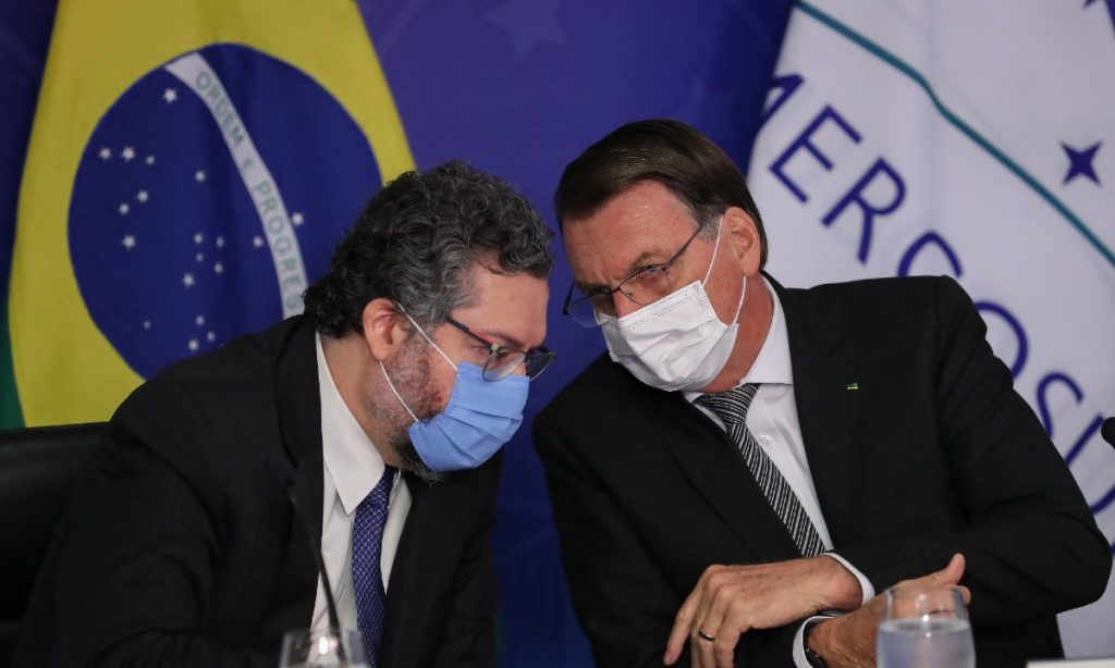 'É uma atuação medíocre', diz senador que pede impeachment de Ernesto Araújo