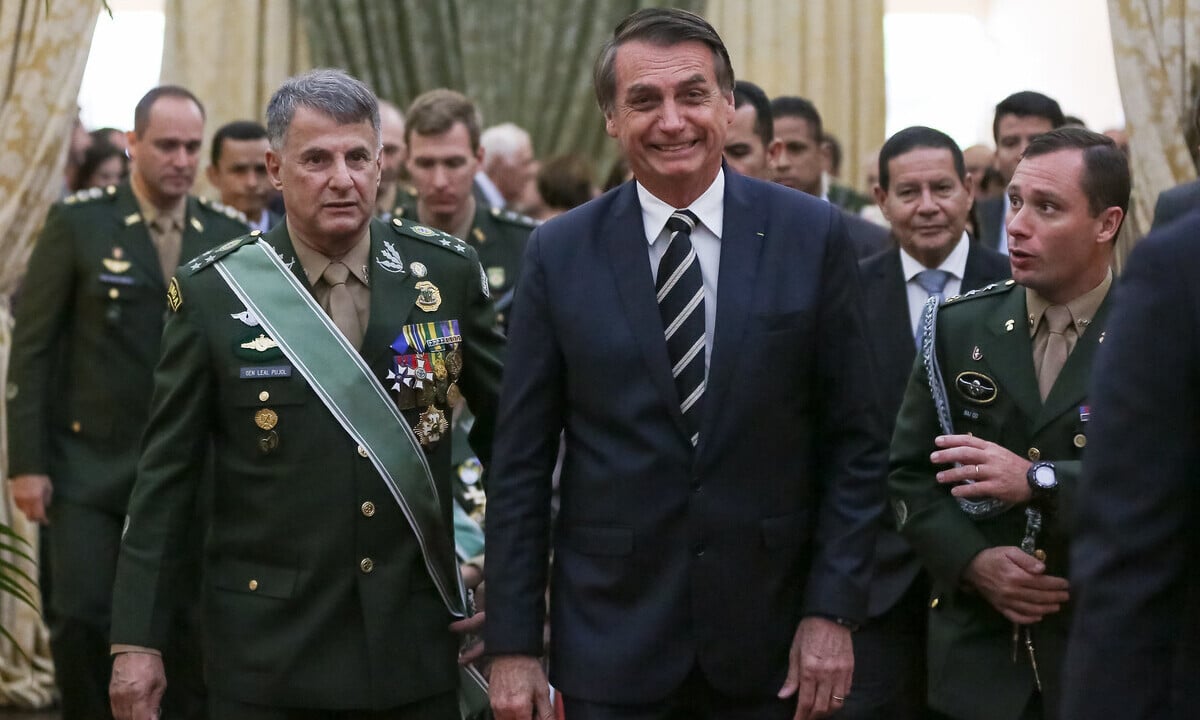 O presidente Jair Bolsonaro ao lado de Edson Leal Pujol, então comandante do Exército. Foto: Marcos Corrêa/PR 