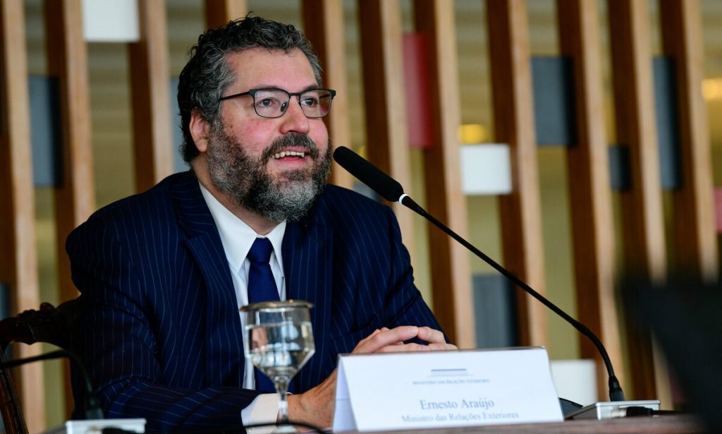 Ernesto Araújo diz que ‘é terrivelmente injusto’ o Brasil ser visto como ameaça global
