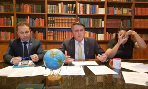 Após discurso de Lula, Bolsonaro usa globo terrestre em live e chama o petista de 'jumento'
