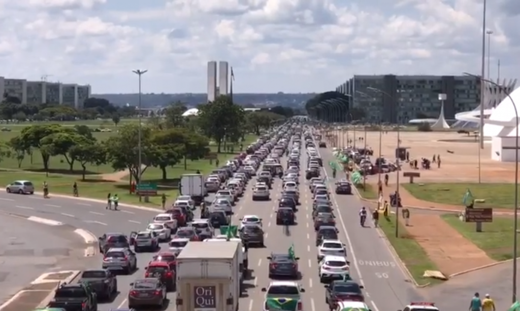 Apoiadores de Bolsonaro fazem carreata em Brasília contra governadores