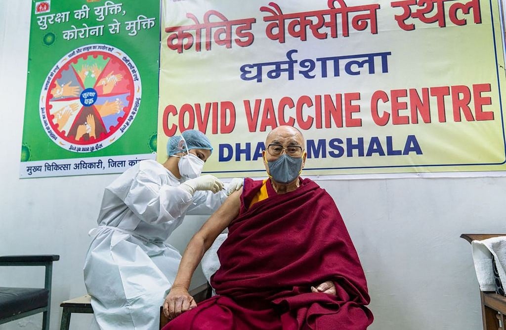 Dalai Lama recebe primeira dose de vacina contra coronavírus