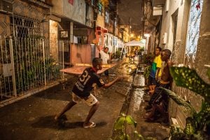 Violência afeta a saúde mental de 1 em cada 3 moradores do Complexo da Maré