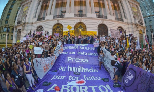 Imprensa não condena aborto, mas blinda governo