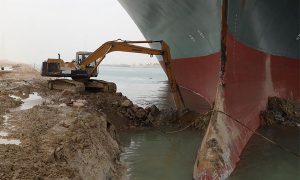 Canal de Suez permanece bloqueado e frete marítimo é duramente afetado