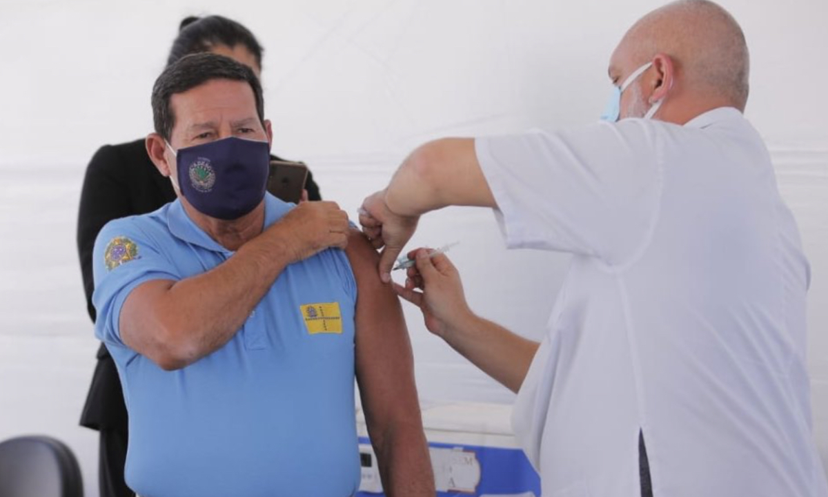 Hamilton Mourão toma a primeira dose da Coronavac contra a Covid-19