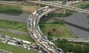Caminhoneiros protestam contra medidas restritivas em São Paulo