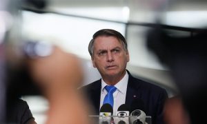 Advogados e juristas afirmam que ataque de Bolsonaro a Barroso é ‘inadmissível’ e ‘abusivo’