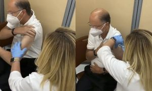 Edir Macedo é vacinado contra a Covid-19 em Miami, nos Estados Unidos