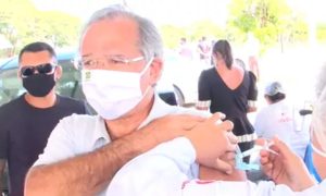 Guedes recebe a primeira dose da Coronavac em Brasília