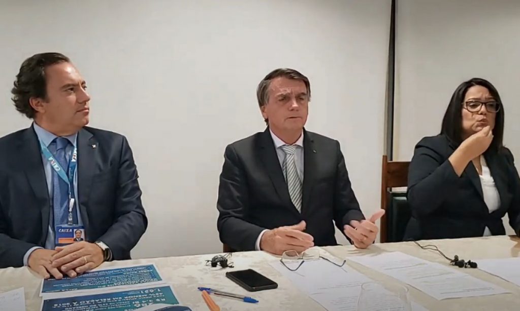 Em dia com 2,7 mil mortes, Bolsonaro elogia conduta de seu governo na pandemia: 'Está dando certo'