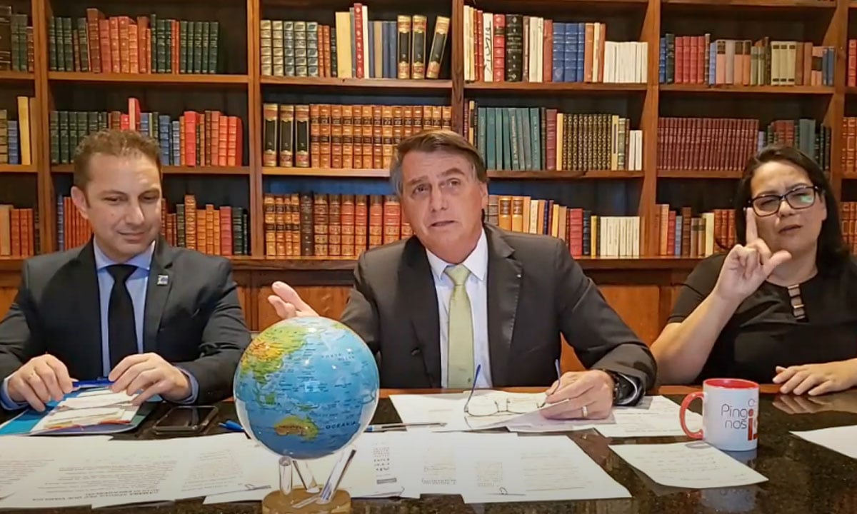 A transmissão ao vivo do presidente Jair Bolsonaro nas redes sociais nesta quinta-feira 11. Foto: Reprodução/YouTube 