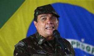 Após indulto a Pazuello, Bolsonaro concede honraria ao comandante do Exército