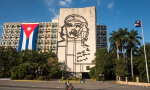 Com embargo dos EUA, Cuba fabrica respiradores e materiais médicos próprios contra a Covid