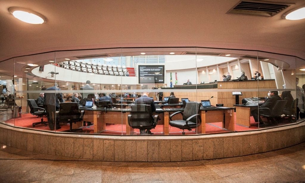 Assembleia de Santa Catarina negocia compra de 'kit Covid' ineficaz sem licitação