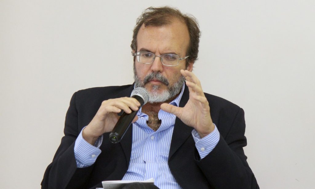 Falta generalizada de leitos de UTI revela ‘tomada de decisão tardia’, avalia epidemiologista