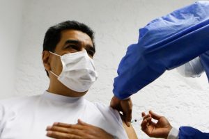 Maduro recebe 1ª dose de vacina contra a Covid-19