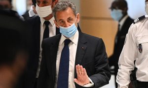 Ex-presidente francês Nicolas Sarkozy é condenado a 3 anos de prisão