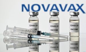 Novavax anuncia que sua vacina é altamente eficaz contra casos graves